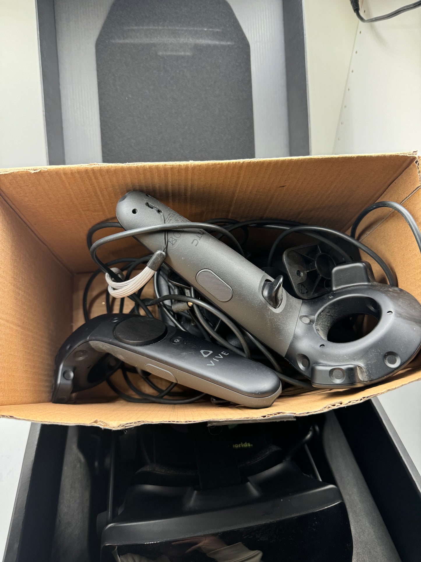Steam Valve Index Full VR Kit - Headset + Controllers + Base Stations